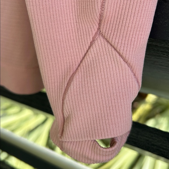 lululemon athletica Swiftly Tech Top + NWOTHair Scrunchie - Picture 6 of 8